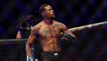 UFC zápasník s kamarádem zneškodnili muže, který střílel v plné restauraci