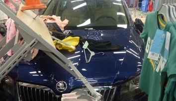 Řidička nezvládla auto, vjelo hluboko do obchodu plného lidí! FOTO