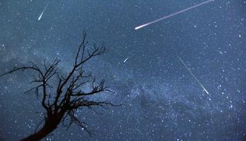 Ohnivá koule a velká rána. Rodině narazil do domu meteorit