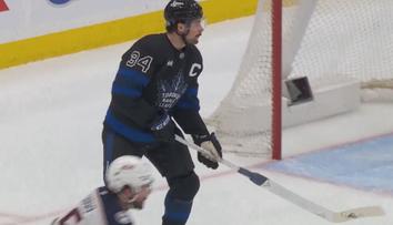 Matthews si vyměnil hokejku s brankářem. Sudí neměli slitování