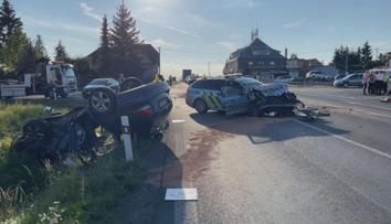 Vážná nehoda na Rakovnicku: Policisté se srazili s jiným autem, 5 zraněných