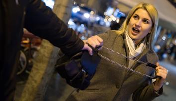 Vánoční trhy jsou rájem kapsářů. Policistka ukázala, jak si před nimi ochránit své cennosti