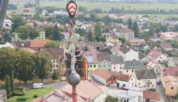 Dominanta v Přibyslavi je kompletní! Kostelní věž má zpět kopuli i kříž
