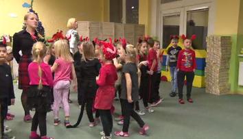 Čerti, muchomůrky i rolničky. Vánoční besídky těší děti i rodiče
