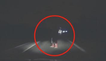 Muž vešel na silnici přímo před auto. Řidič už nedokázal zastavit
