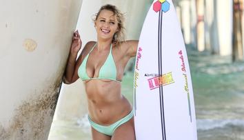 Trable sexy surfařky. Za močení do jezera čelí výhrůžkám smrtí