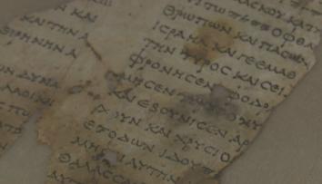 Izraelští archeologové našli desítky fragmentů svitků od Mrtvého moře