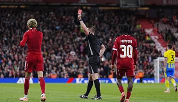 Hvězda Liverpoolu byla vyloučena za sundání dresu. Stupidní, supí trenér Slot