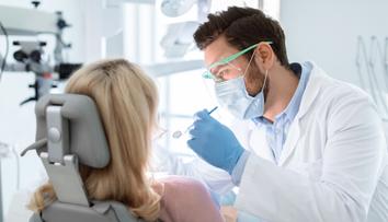 Zubař zapomněl v ústech pacientky nástroj. Přišlo se na to až po roce