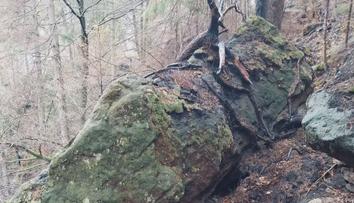Nad silnicí v Hřensku visí obrovské balvany. Každou chvíli mohou spadnout