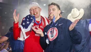 Bombový přestup v NHL. Olympijský vítěz se stěhuje za bratrem