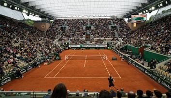 Konec alkoholu na French Open. Fanoušci už přestřelili