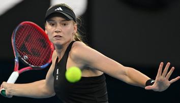 Rybakinová sesadila královnu. Sabalenková pak vzteky rozmlátila raketu