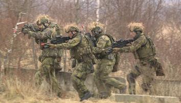 Babiš probíral se Zůnou koncepci armády. Premiérovi se nelíbí návrh navyšování vojáků