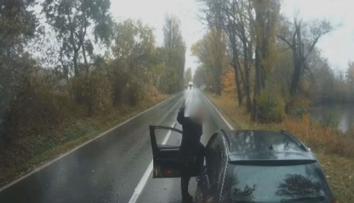 VIDEO: S Octavií vybržďoval náklaďák, pak se dobýval na řidiče