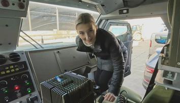 Tři ostré holky v akci. Reportérka TV Nova si vyzkoušela samohybné houfnice