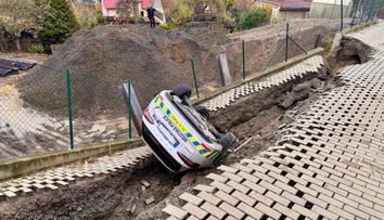 Dramatický sesuv půdy v Praze: Auto městské policie skončilo na střeše