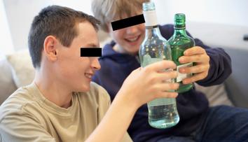 Děti často slaví vysvědčení alkoholem. Strážníci jsou v pozoru