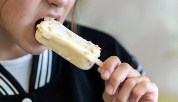 Muže po rozbalení nanuku čekal šok. Objevil v něm zmrzlého jedovatého hada