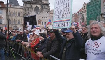Tisíce lidí zaplnily Staroměstské náměstí. Přišly podpořit veřejnoprávní média