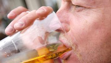 Zákaz pití alkoholu v centru Prahy: Hrozí pokuta až 10 tisíc korun