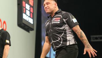 Price na šipkařském Grand Slamu of Darts zaváhal, přesto má jistý postup
