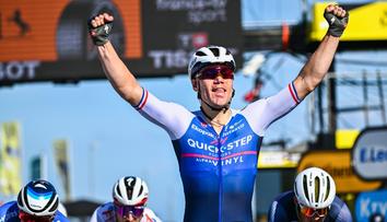 Do žlutého dresu jde po druhé etapě van Aert. Premiérová výhra pro Jakobsena
