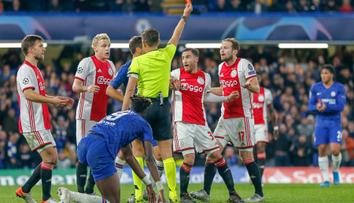 Dvě červené za 5 vteřin a penalta navíc! I proto Ajax na Chelsea nevyhrál