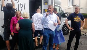 Babiš vyrazil znovu mezi lidi. V Ústí ho přivítal pískot i strkanice
