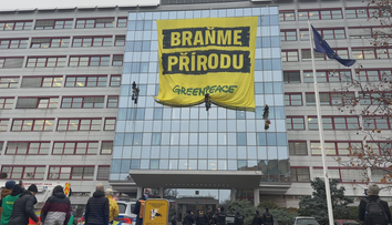 Aktivisté se vrhli na ministerstvo životního prostředí. Zasahuje policie
