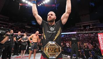 Jiří Procházka to zvládl! Teixeiru uškrtil a je prvním českým šampionem v UFC