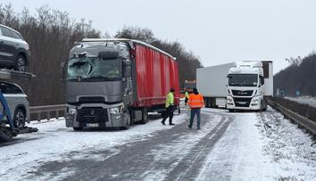 Dopravní kolaps kvůli sněhu: D8 blokovala hromadná nehoda, spoje nabíraly zpoždění