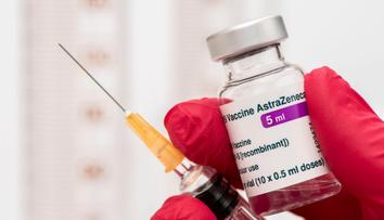 Vakcína AstraZeneca z Česka téměř zmizela. Expert radí, čím se přeočkovat