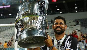 Kdepak drahý sporťák. Fotbalista Costa pobavil fanoušky projížďkou v traktoru
