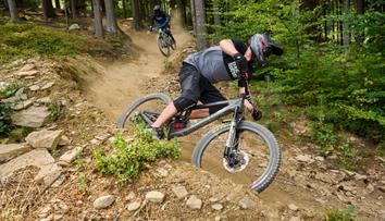 Bikeři, tady se ladí technika! Lipno rozjelo Skill centrum a Bike Academy!