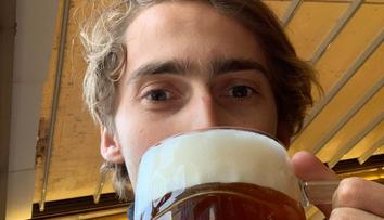 Korunní princ Habsburg navštívil poprvé Prahu! Nadchl ho hrad i pivo