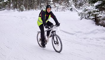Cyklistovi se jízda po jezírku vymstila, život mu zachránil kamarád! VIDEO