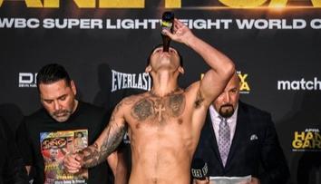 Hvězdný boxer se napil piva a převážil. Místo boje o titul pošle soupeři peníze