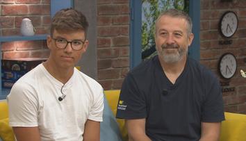 Mladší z Ice Family přeplaval La Manche. Ve vodě se zahříval hovězím vývarem