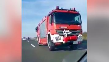 Co to má znamenat? Oboustranné auto zaskočilo řidiče na dálnici