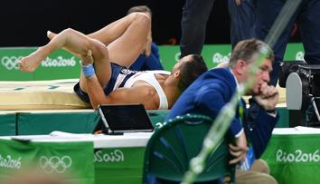 Horor na gymnastice! Francouz si při doskoku zlomil nohu