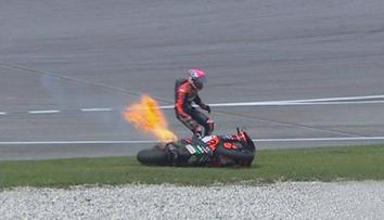 Motorka v plamenech! Jezdec MotoGP od svého stroje utíkal