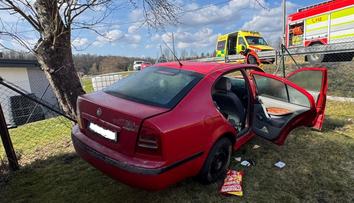 Vážná nehoda na Karvinsku: Žena skončila mimo auto, je v kritickém stavu