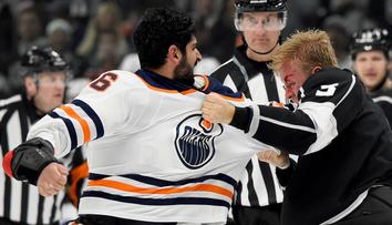 Krvavá bitka v NHL: Khaira nasekal Folinovi. Ten pak šel na šití! VIDEO