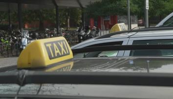 Taxikář měl brutálně znásilnit ženu, přesto dál řídil. Policie hledá svědky