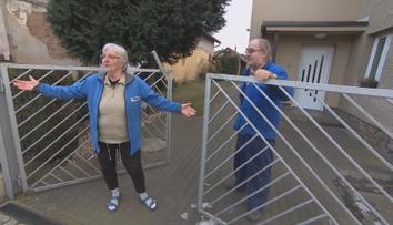 Kvůli špatnému chodníku neotevřou bránu. Obec ho snížit odmítá
