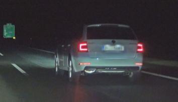 Video: Prototyp nové Octavie s dělenými předními světly na normální silnici