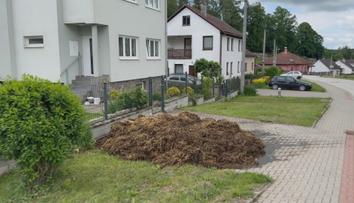 Spor ve Stonařově vyvrcholil hnojem. Případ řeší policie