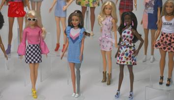 Holá hlava, kožní choroby a vlasatý Ken. Na trh míří nové panenky Barbie