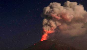Masivní erupce Popocatépetlu! Sopka chrlí prach, popel i lávu